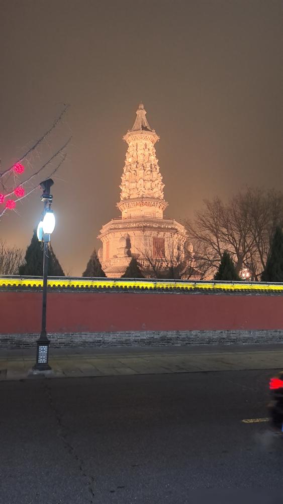 缘分啊
​
出差来正定了，出了火车站过来一个出租车师傅：“去哪，师傅？”我随口搭