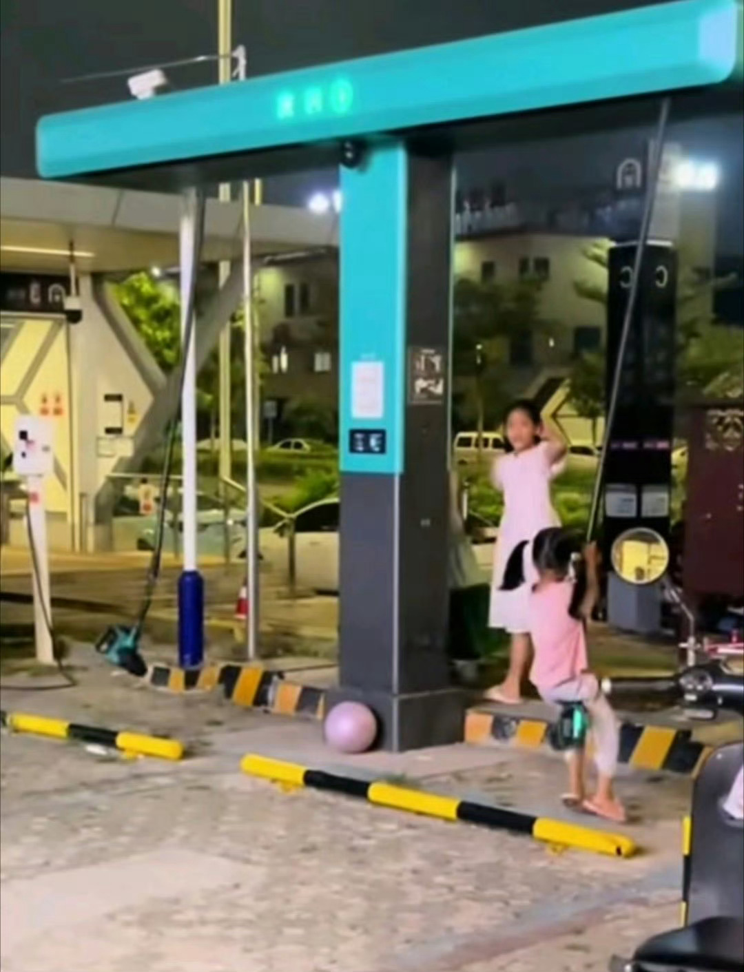 多名小孩用闪充充电线荡秋千太要命了，这可是高压线路，真不是闹着玩的…小孩子不懂危