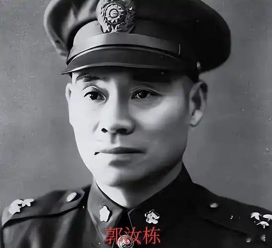 1934年川军军长郭汝栋的关键抉择
 
1934年，川军军长郭汝栋在望远镜里看着