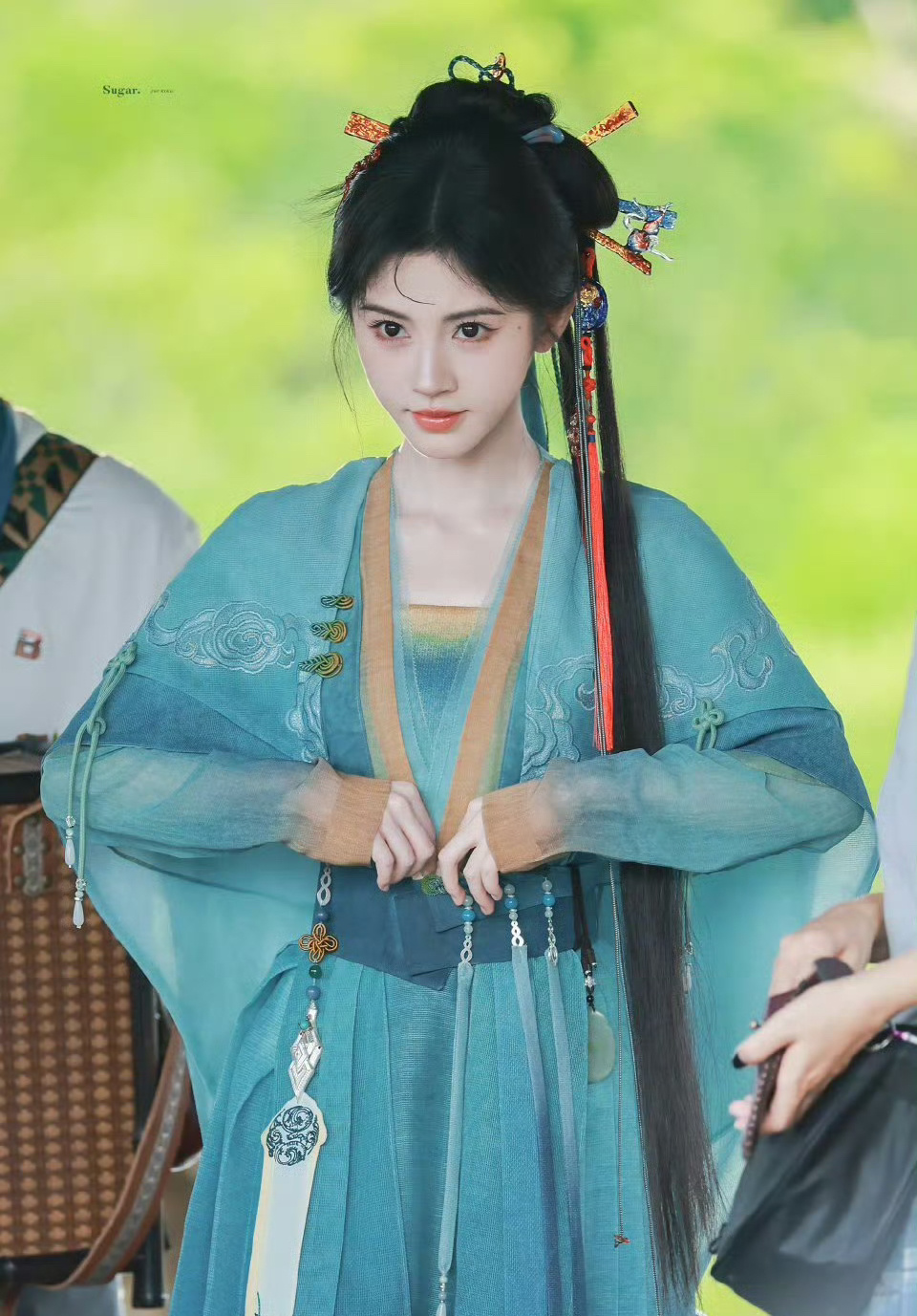 蓝色阿黛的鞠婧祎，站在那就跟小手办，每一套造型都好漂亮啊！ ​​​