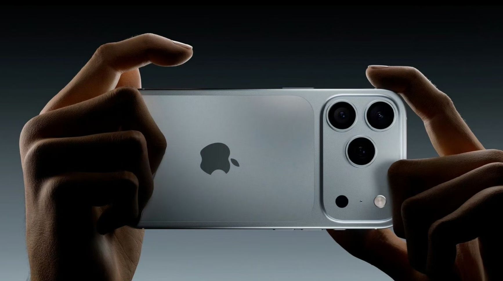 iPhone17Pro长得像充电宝不说还行，现在是越看越像充电宝了！[允悲] ​