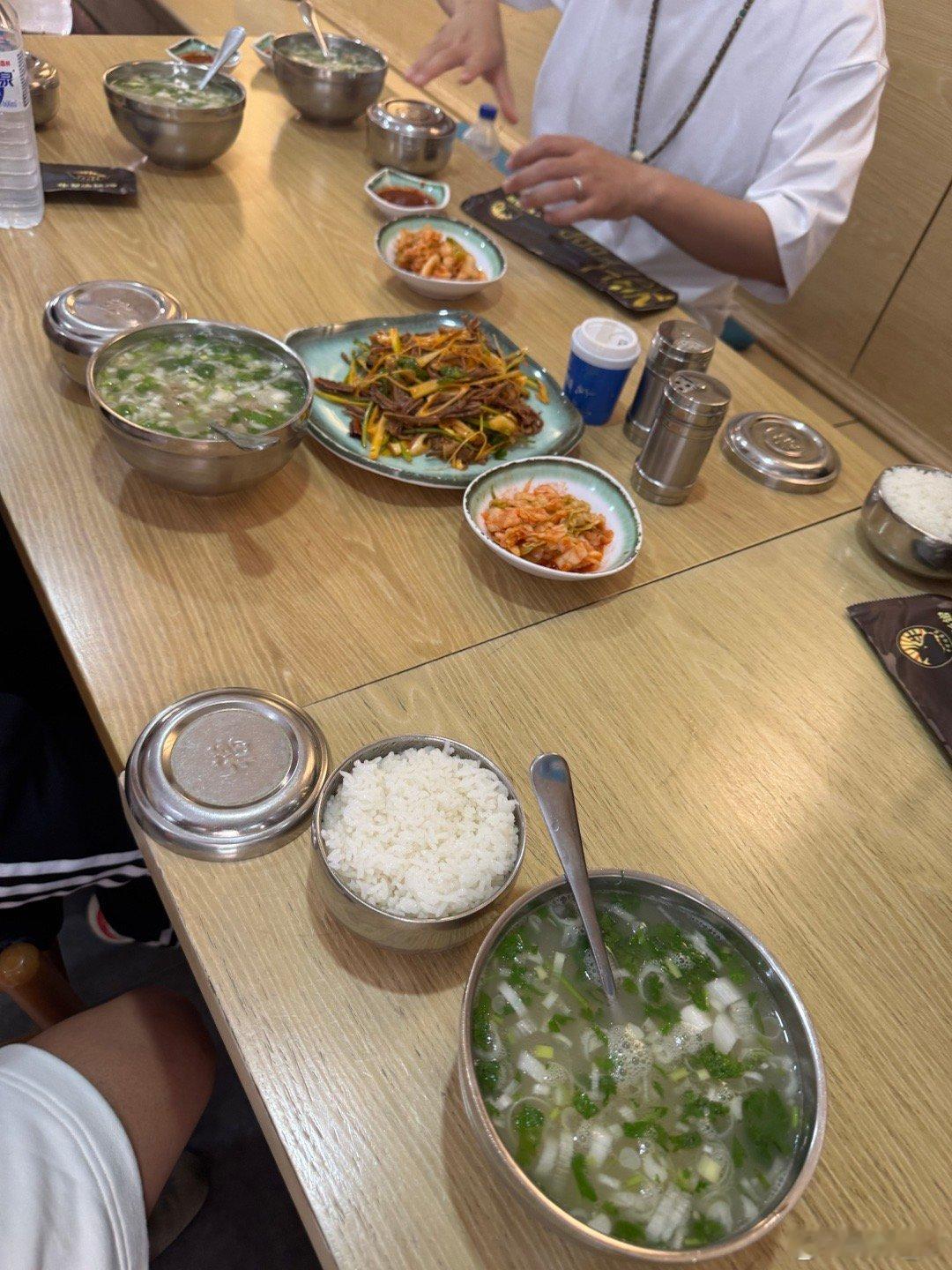 汤饭吃了，伪满皇宫参观了，东北路边小串也吃了，又看了东北风二人转，虽然没看完但也