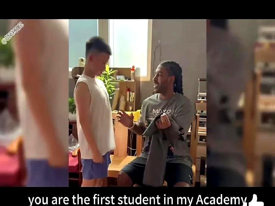 一件吉米·巴特勒的签名球衣，一个进入青年队试训的机会，这就是麦昆用按分钟计算的学