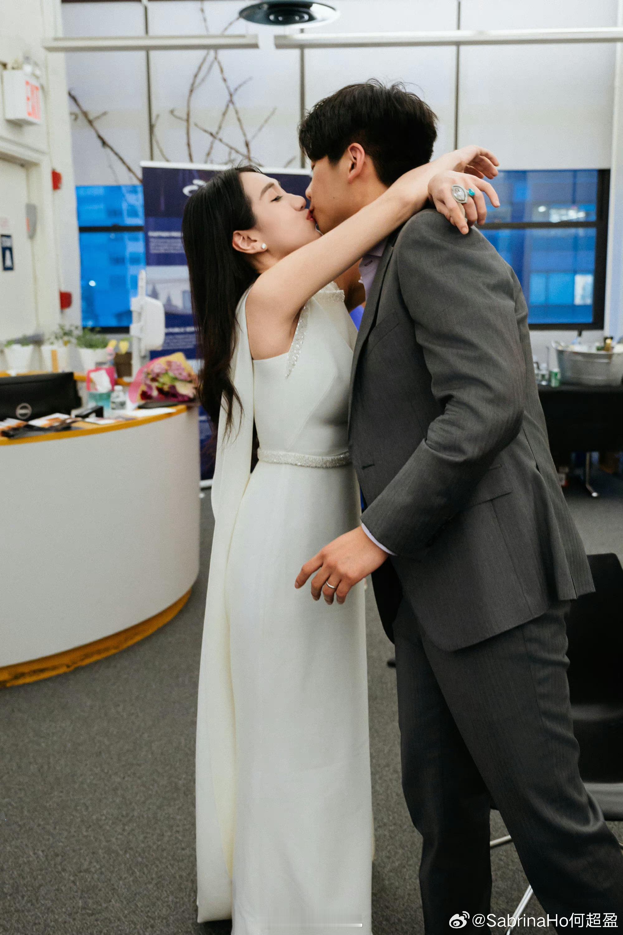 赌王千金何超盈和辛奇隆都结婚生孩子了，怎么每次她们的合照都有一种“咱不熟的样子”