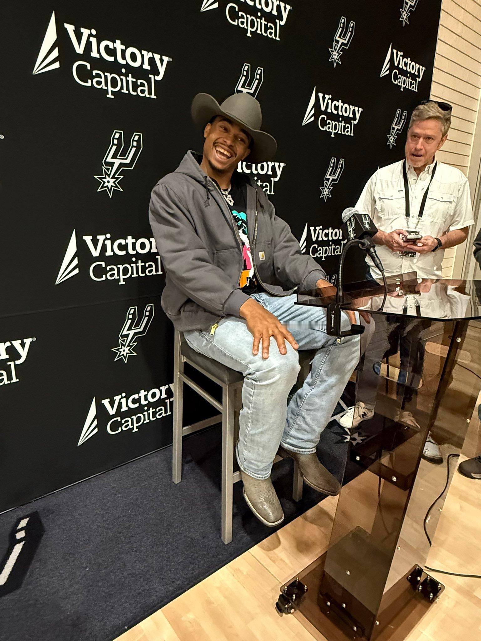 凯尔登·约翰逊在当选年度最佳第六人后接受了媒体采访，他表示今年是他一生中最艰难的