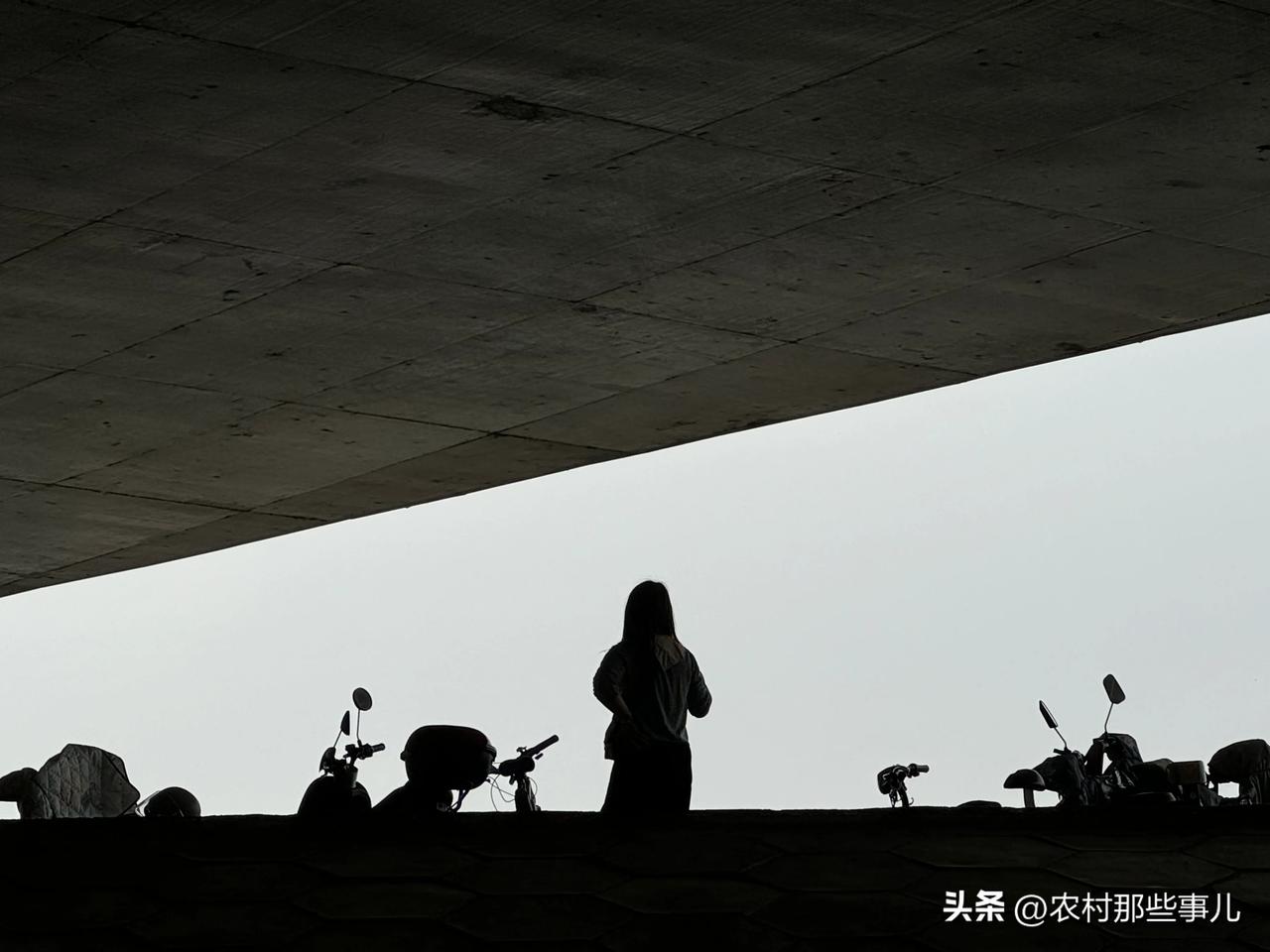 热闹中的孤寂 一个应该充满人情味的地方，可现在热闹是表面的，各种电单车看似热闹的