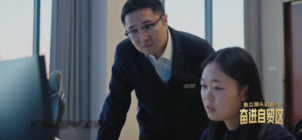 勇立潮头启新程，连云港自贸片区以智慧赋能物流枢纽建设。工作人员在后台精准调度，智