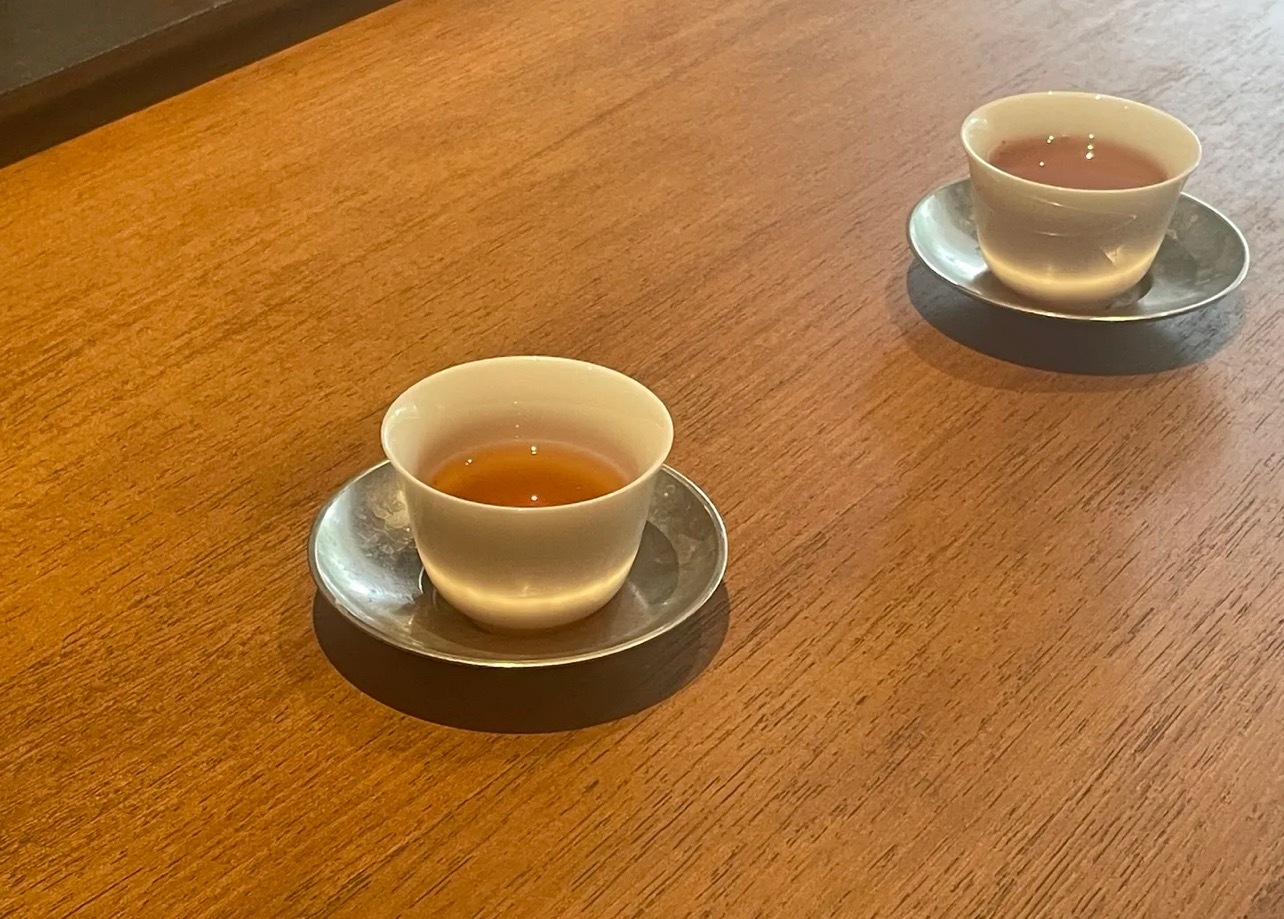 茶道  茶有苦甜，人有聚散。不必纠结过往遗憾，不必执念世间得失。生活本就是一半烟