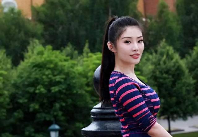 徐冬冬：35E乳神，一路熬成当红女星，王晶为捧她花3年被沈腾捧火