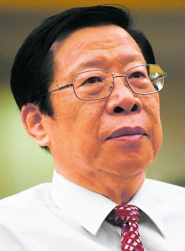 1993年，时任中央电视台台长的杨伟光，在没有上报的情况下，擅自做主在《新闻联播