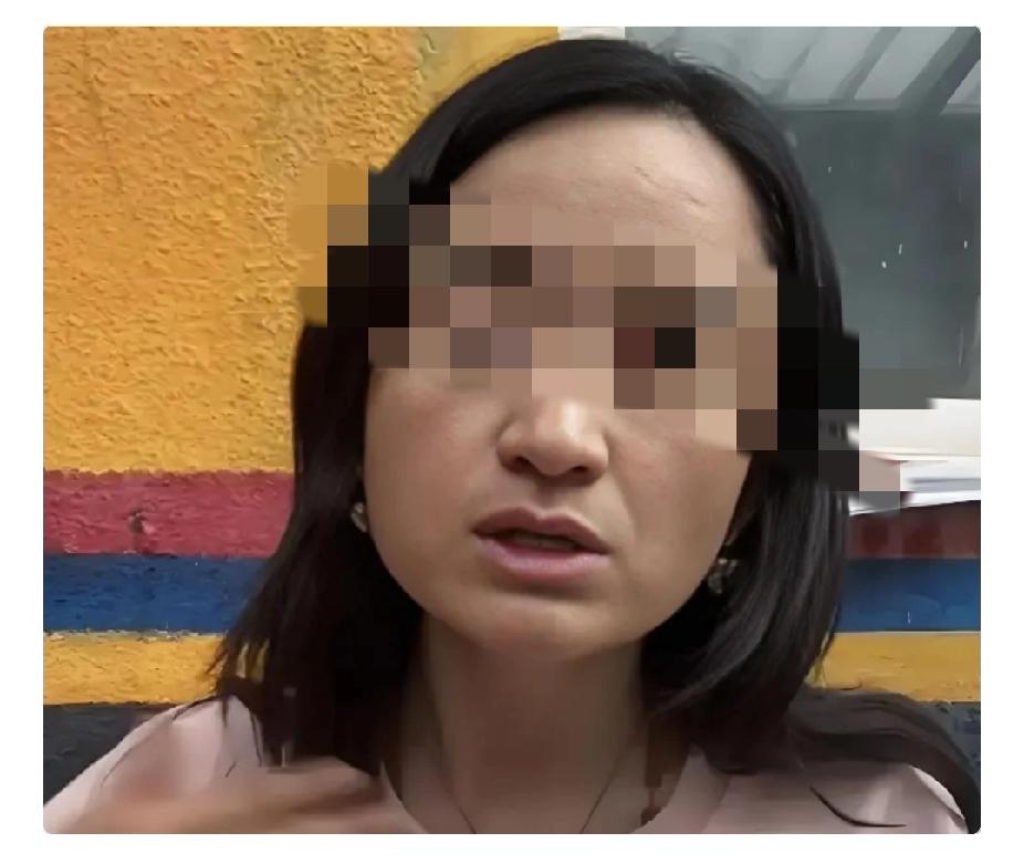在浙江的相亲角里，38岁的硕士女李梅举牌相亲，牌子上写着：我自己是硕士毕业，有车