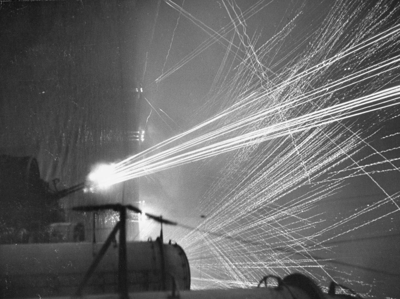 1943年9月。遭到德军空袭的萨莱诺海滩头，盟军密集的对空火力 ​​​