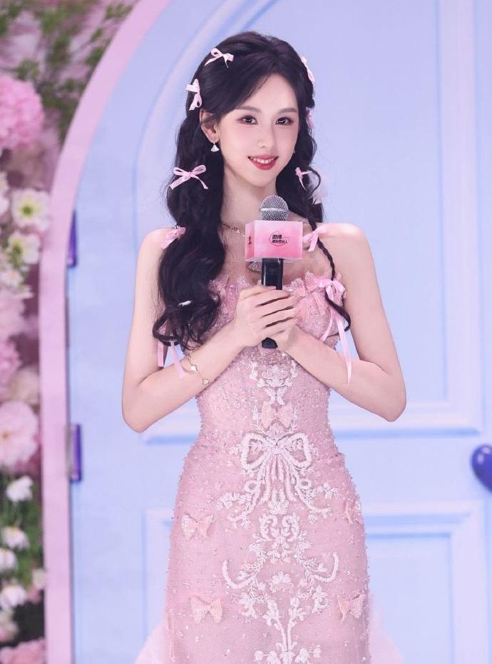 最近陈都灵在出席活动的时候穿了一件粉色的抹胸裙，穿上这件裙子之后能够让她秀出纤细