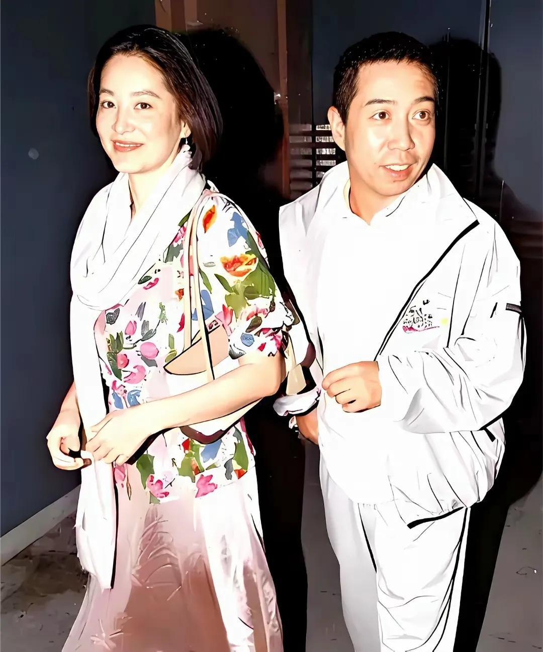 这张照片是1992年，林青霞拍片结束后邢李原前来接她回家，可谓一路关怀备至无微不