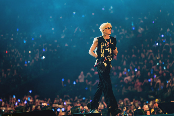 王鹤棣回溯流光之夜 王鹤棣回溯流光之夜，王鹤棣演唱会舞台照，闪闪发光的大明星，让