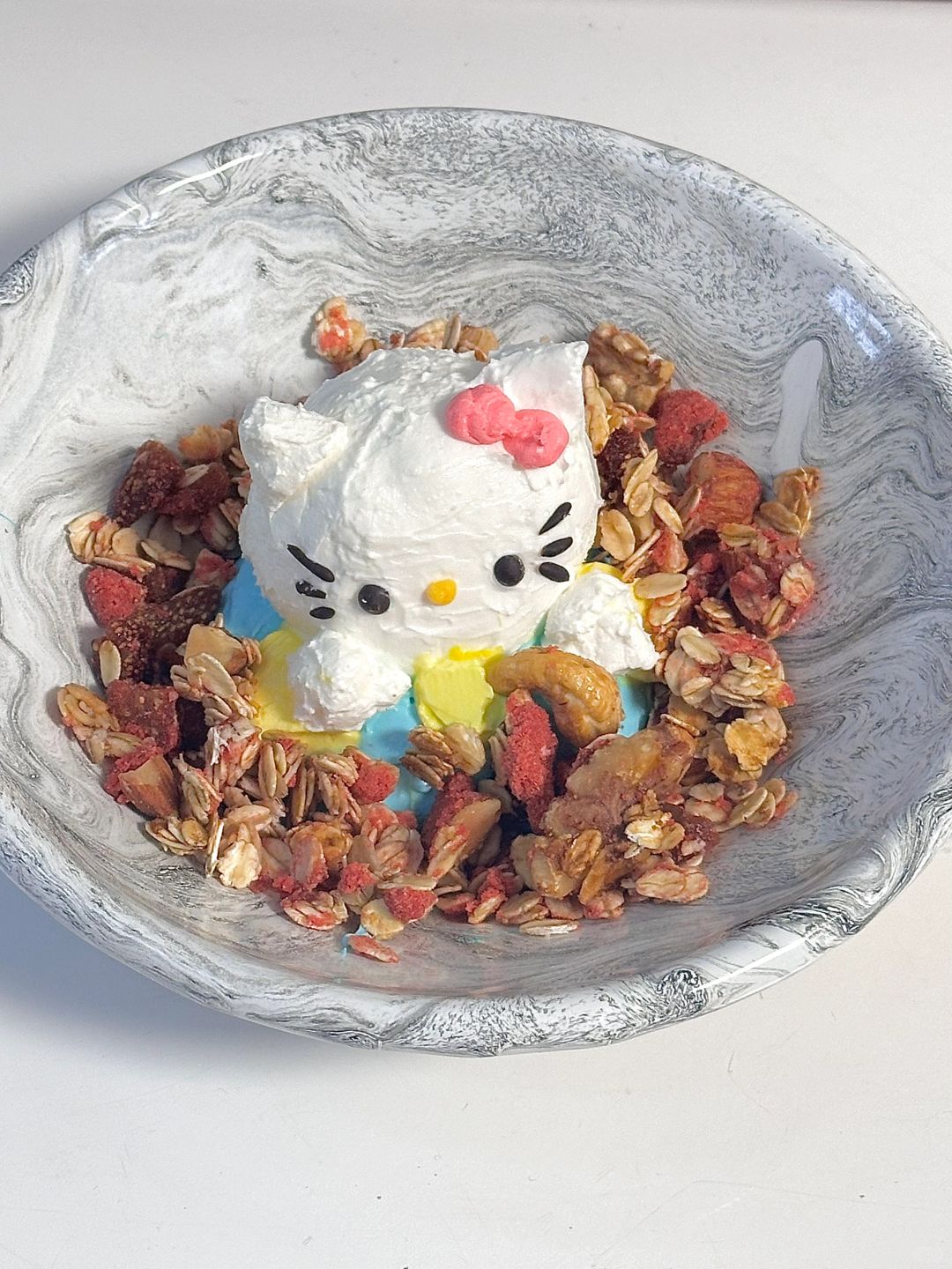 Hello Kitty草莓酸奶碗