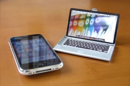 跟iphone相比，这款MacBook pro 显得非常弱小，实际上，它是一款仿