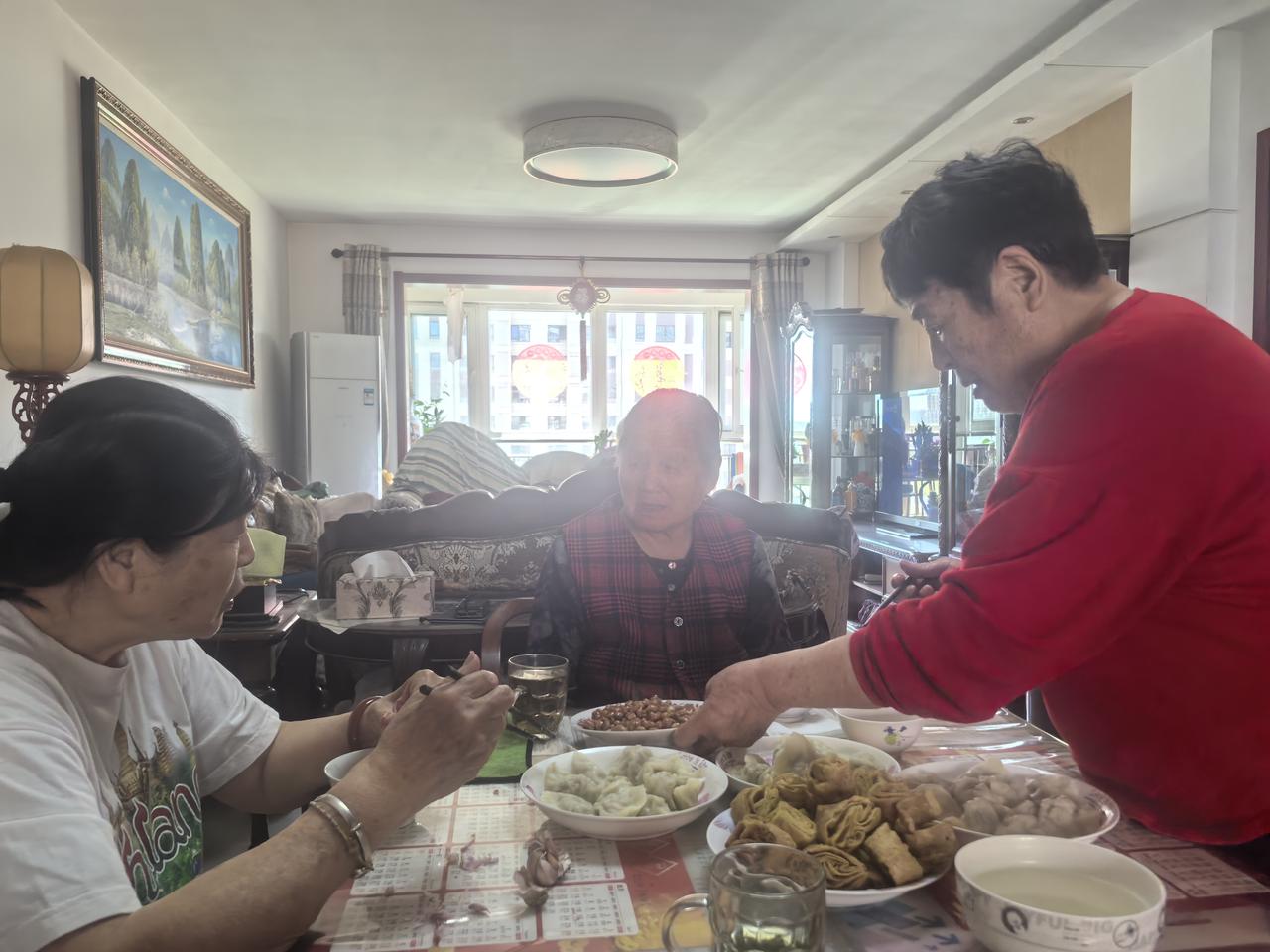 陪伴，是养老的良药
在当今社会，50、60 后的养老问题如同一片沉重的乌云，笼罩