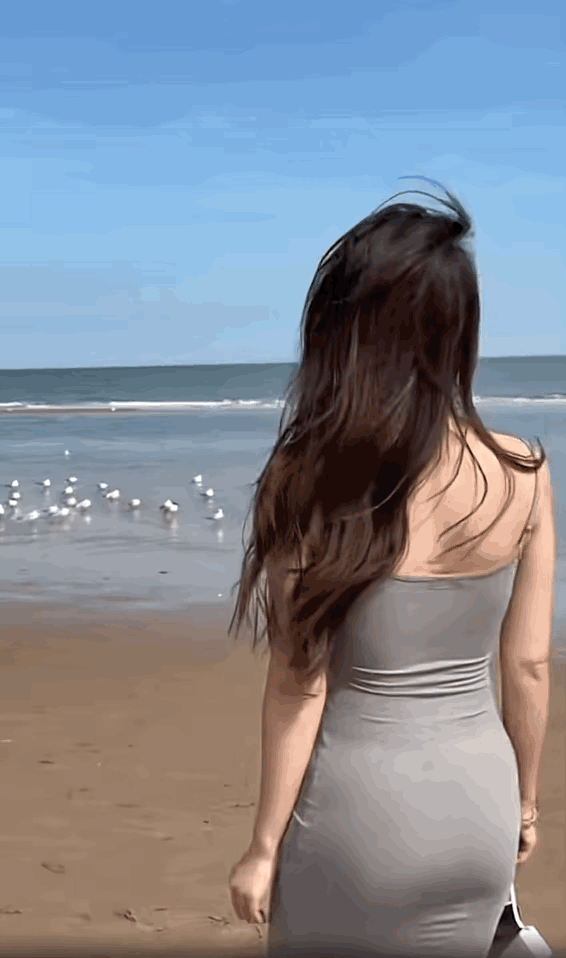 天气暖和了，约着朋友可以去海边玩了，穿上喜欢的衣服，尽情去享受生活，拥抱大自然?