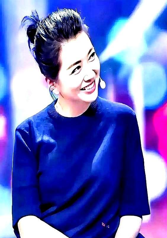 身家过亿的江珊，竟被一个胡子花白的男人拿捏了。不是靠钱，就靠一个保温壶和一条旧围