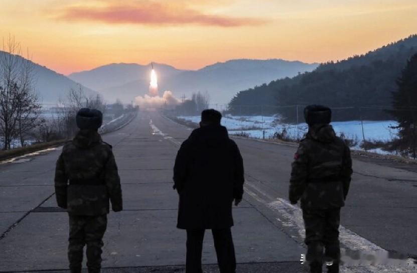 朝鲜称最新导弹试验涉及高超音速武器系统。
朝鲜称领导人已经观察到高超音速导弹的试