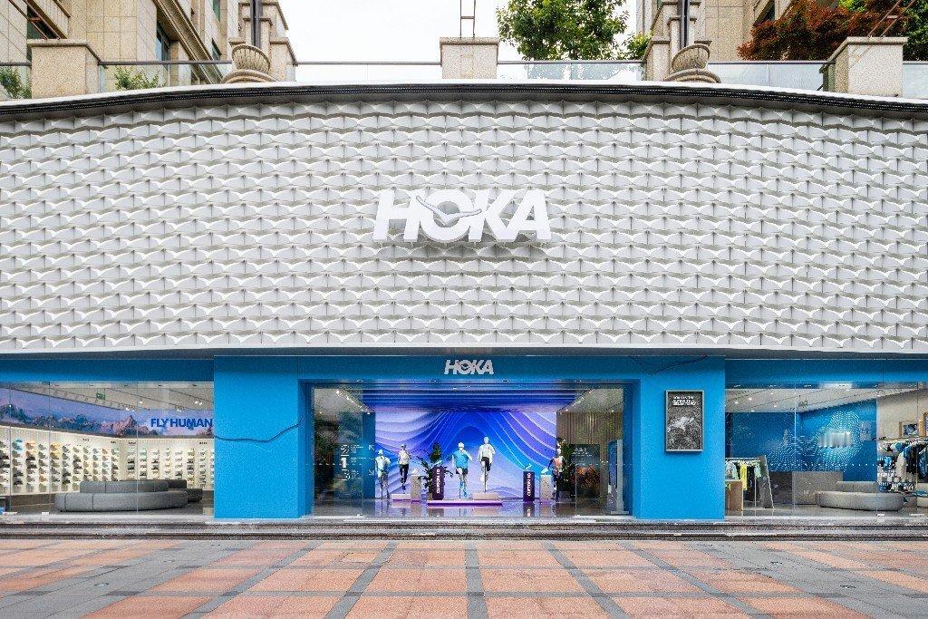 HOKA品牌体验中心HOKA 千鸟门头吸睛力 MAX，黑科技体测 + 跑者故事墙