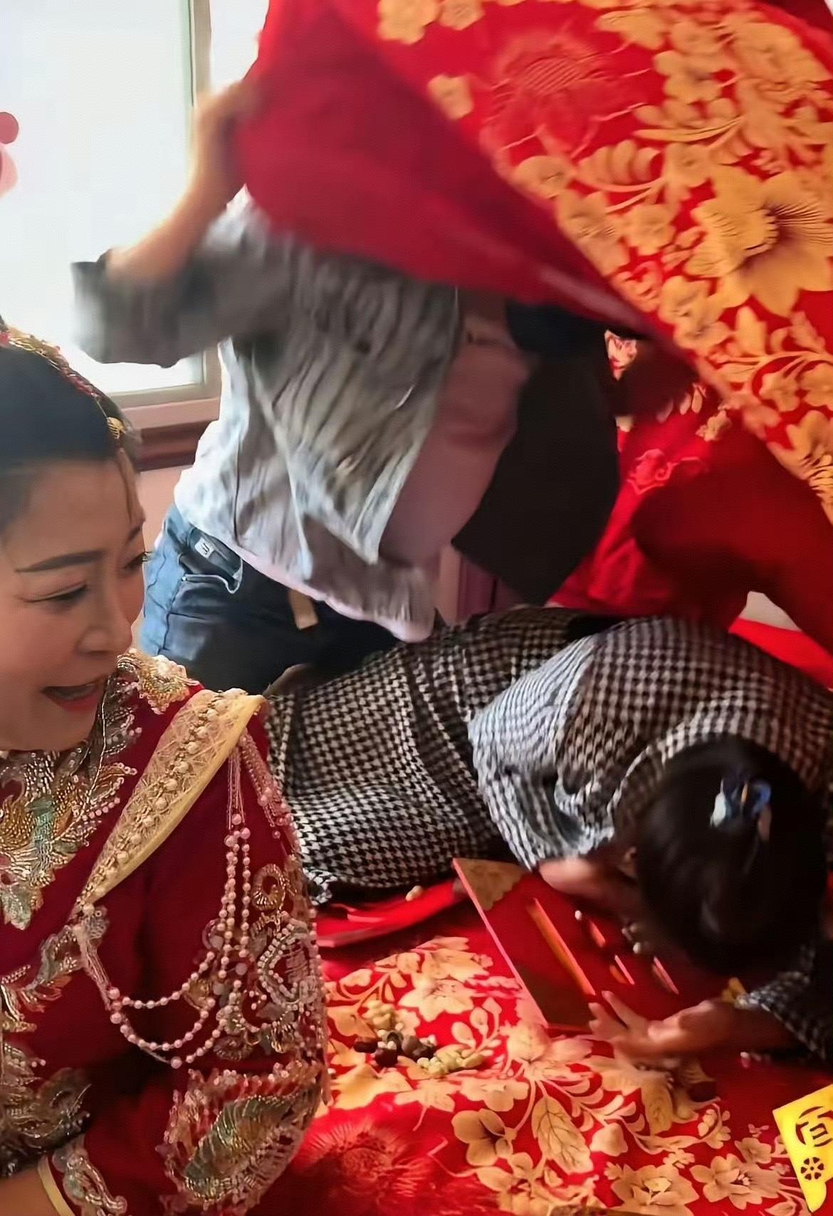 某地结婚闹伴娘，大爷戴着口罩，说明他还知道要脸啊。[允悲][允悲]