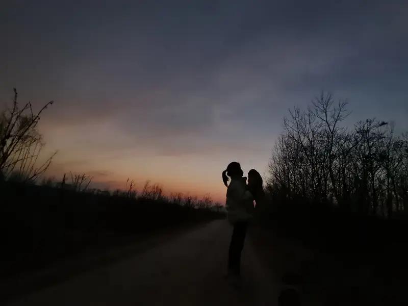 当失去一个爱的人，那感觉就像世界突然暗了一块。心里满是失落与空虚，生活好像少了重