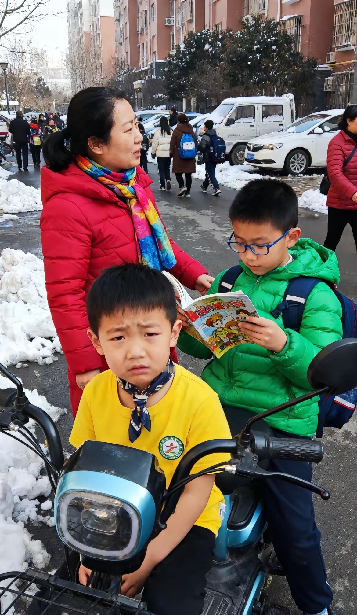 这是什么情况啊！
两个小孩，一个穿羽绒服，一个穿短袖。娃这是咋了