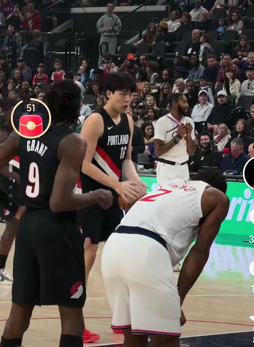 几场比赛过后杨瀚森已经饱受质疑了啊，质疑其职业态度，带着女朋友，荒废了训练，杨瀚