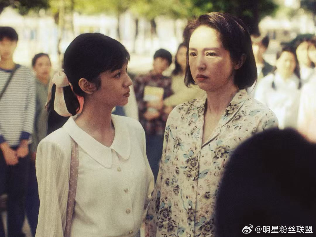 小酒窝也在看董璇你好1983看《你好1983》破防了！小酒窝看着妈妈受委屈，默默