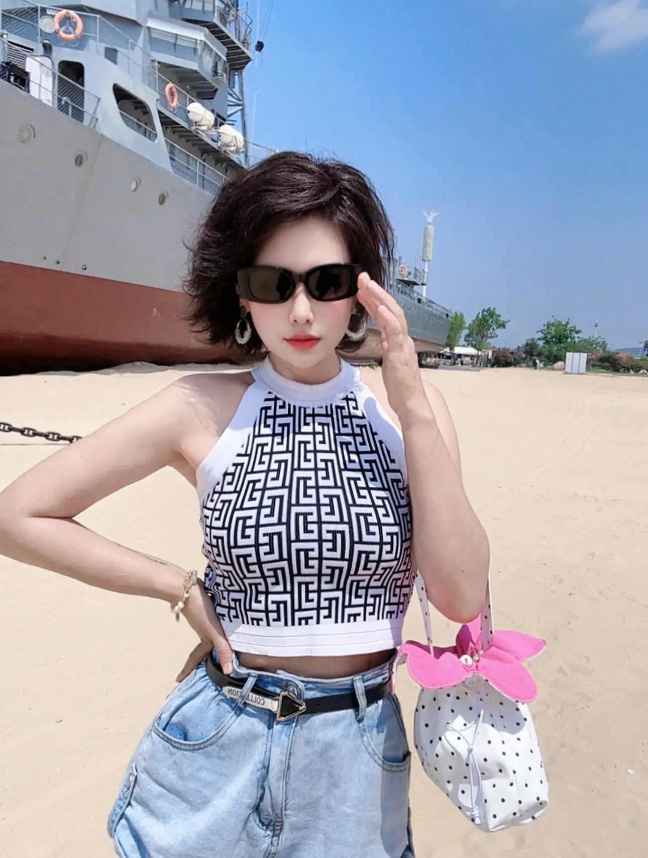 海滩辣妹穿搭 酷辣女孩的初夏ootd 辣妹与狗 姐感拍照 抹胸穿搭