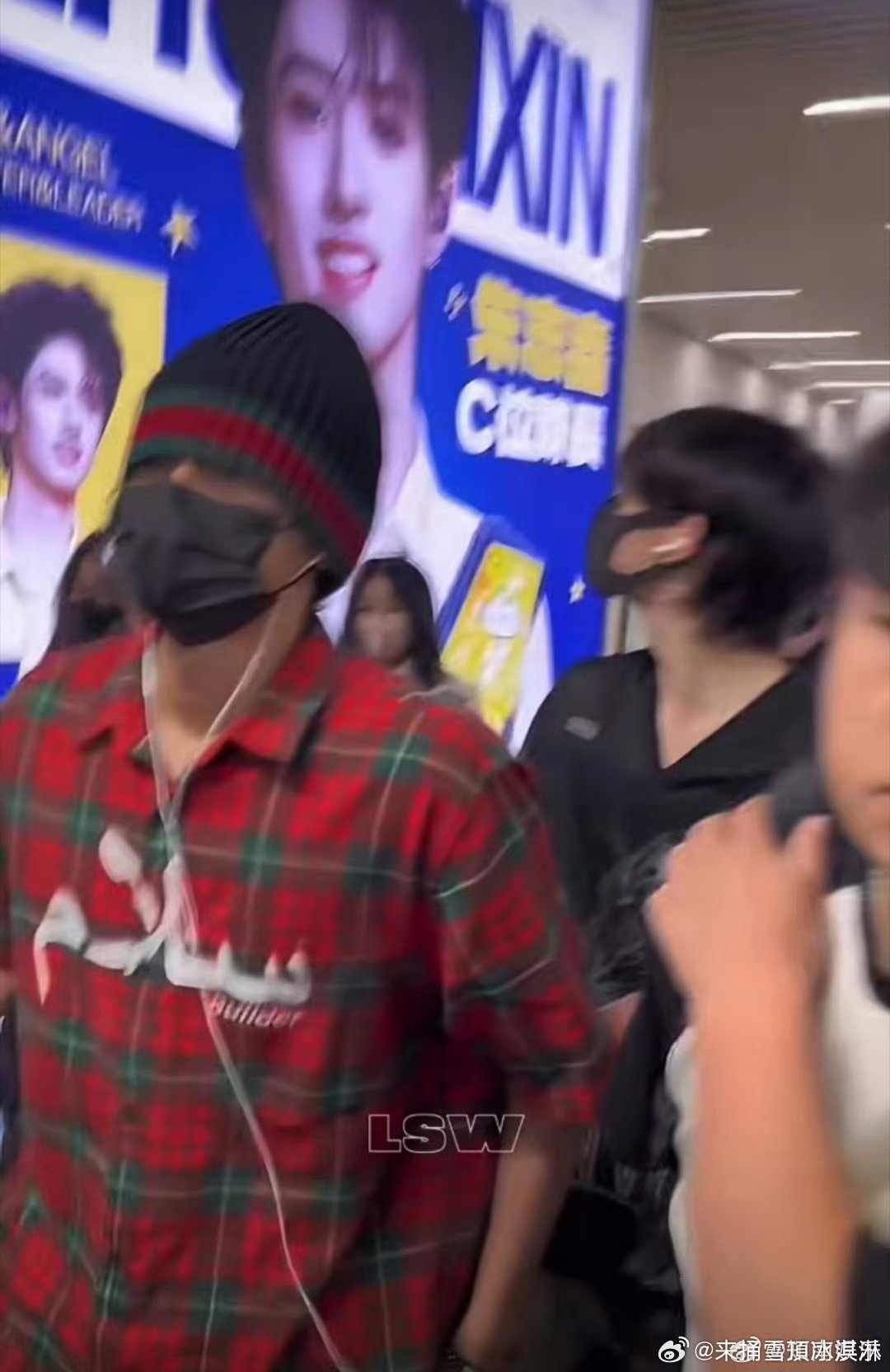 余宇涵看朱志鑫大屏余宇涵看朱志鑫应援大屏 朱志鑫太帅了 