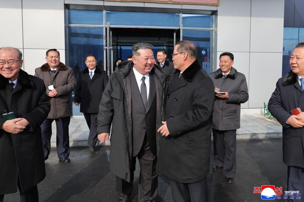 继: 网页链接金正恩同志参观了龙城机械联合企业。金正恩同志指出，龙城机械联合企业