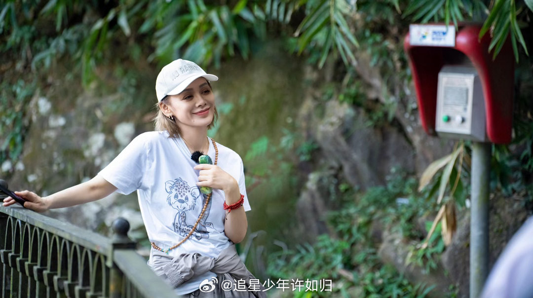 这次轮到宁静不舒服了 彩犟的那张脸，看一次恍惚一次。不是像某个角度像，是全方位都