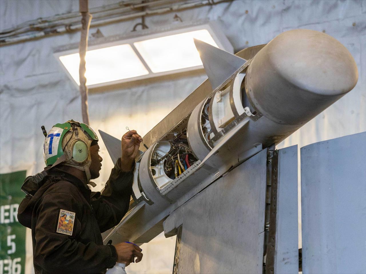 意识到内容曝光后，美军宣传机构迅速动作，删除了这张画面。
 
这张原本发布于五角