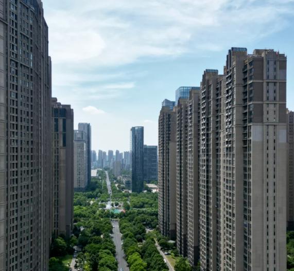 当初销售说“站得高看得远”，我加价5万抢了33层。
结果住进去半年，全家崩溃！