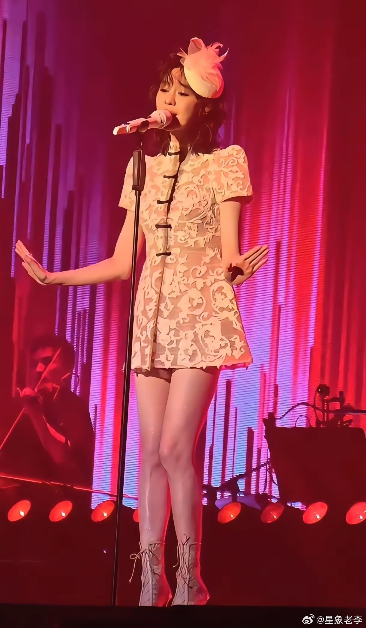 郁可唯的腿也太美了，在舞台上逆天！美女郁可唯