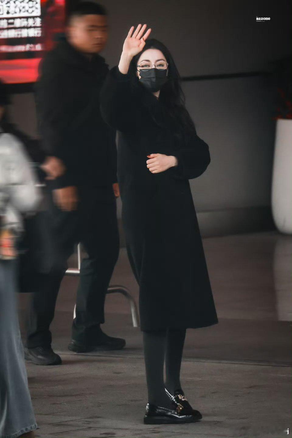 迪丽热巴 高智感妈咪迪丽热巴开窗和粉丝拜拜，妈妈酱，真可以带入高知父母，美！！！