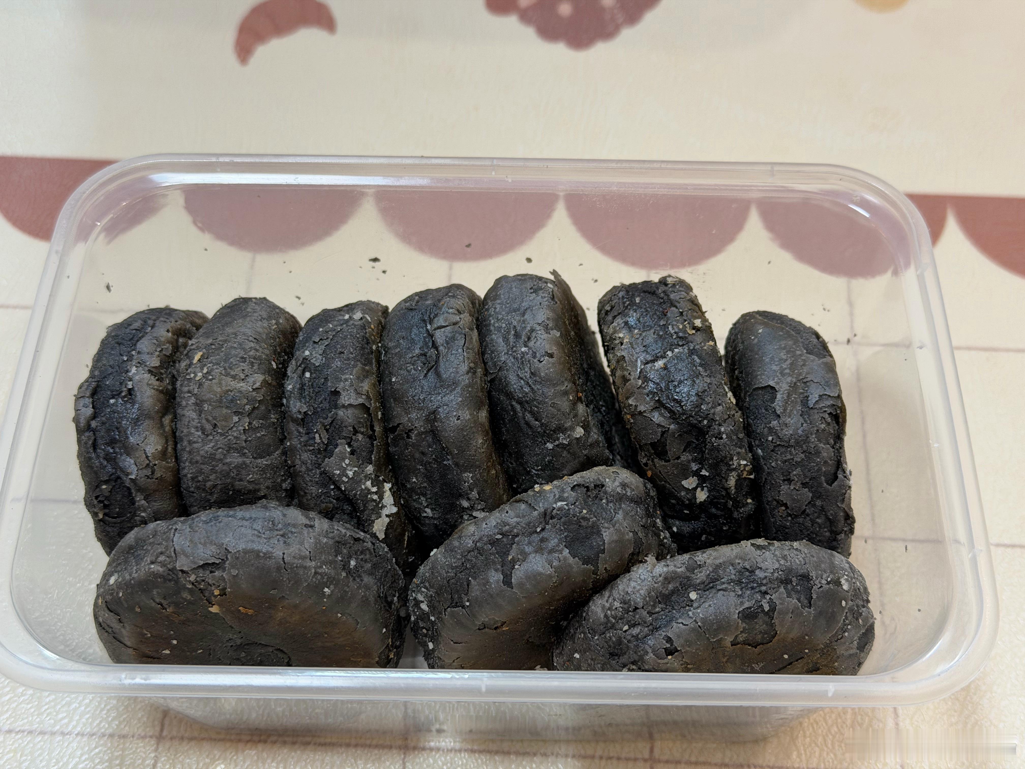 我对象看我几根白头发，给我买的五黑饼，里面陷也是黑的