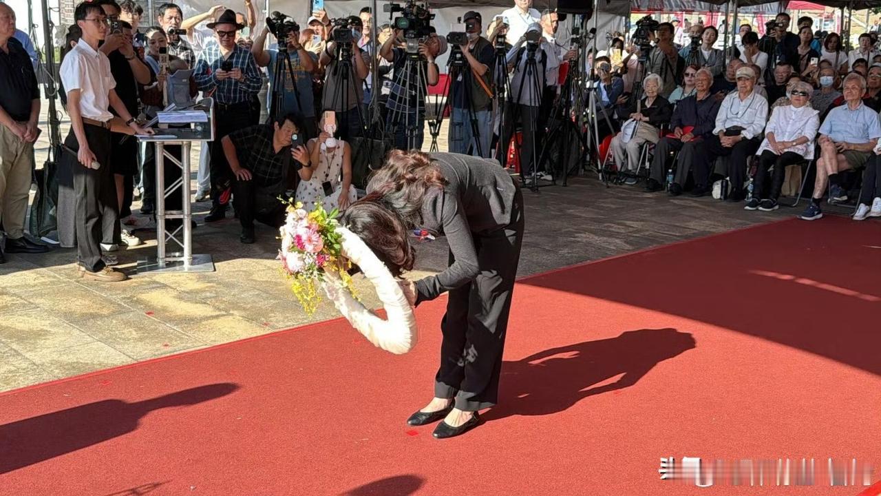 突然想，
这一深深的鞠躬祭拜很让人感动吧？
毕竟，周围坐了那么多人看着，还有好多