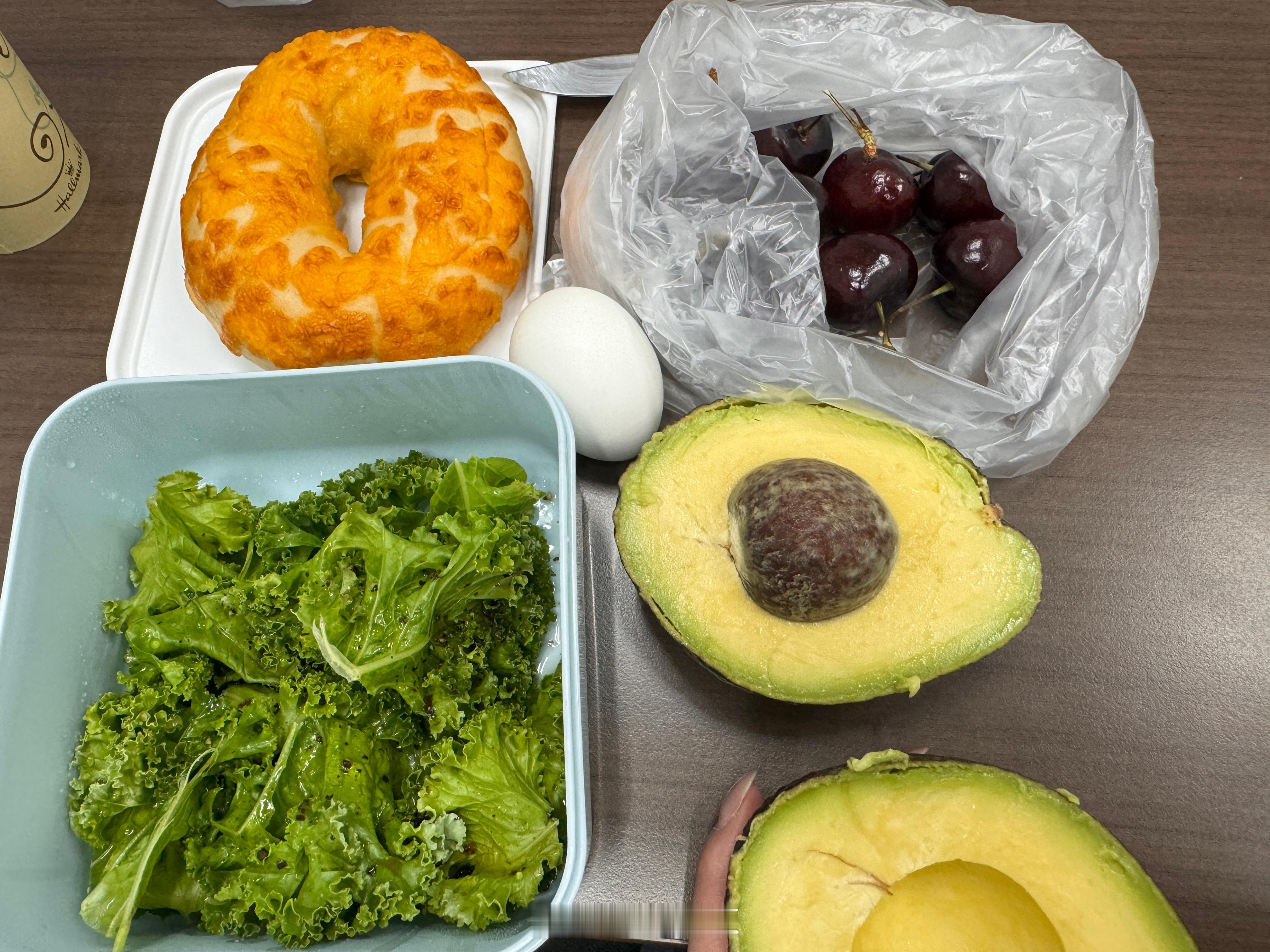 [柯基]首页最健康午餐，已经连着三天吃贝果🥯加羽衣甘蓝了。之前出社带饭一年不超