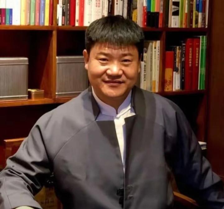 陈国平(网名反诈老陈)，1975年出生，河北青龙人，中共党员、大专学历，反诈宣传
