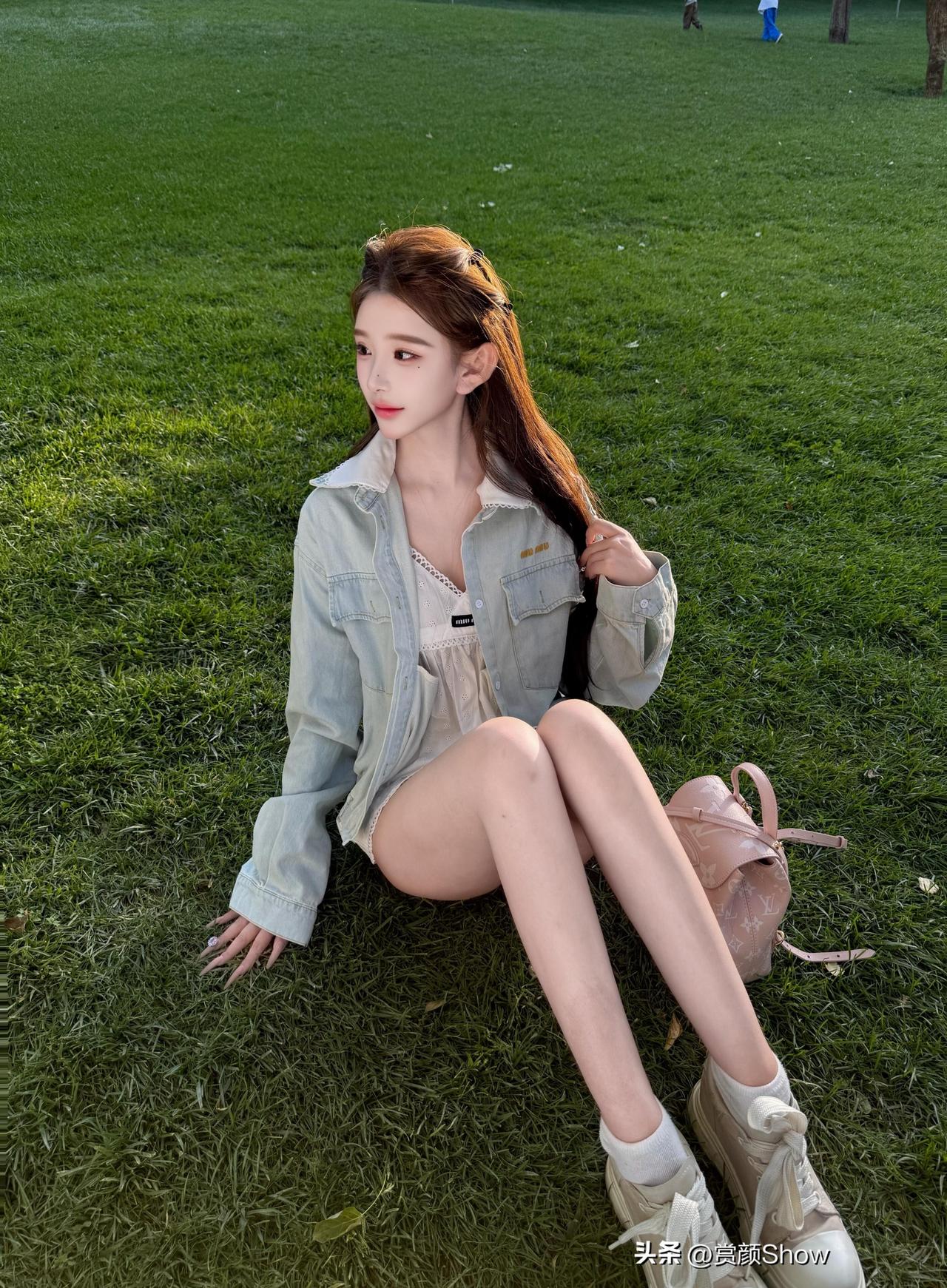 置身青绿草地，沐浴温柔余光，偷得一份山野间的松弛与美好。极品美女 大长腿