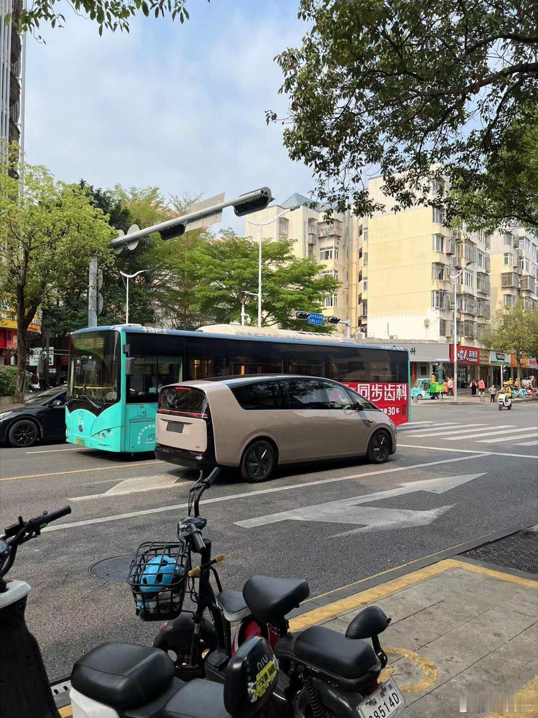 一早出门就遇到一台MEGA，然后就看到路边停了一台FV牌的腾势D9，同样是侧后抓