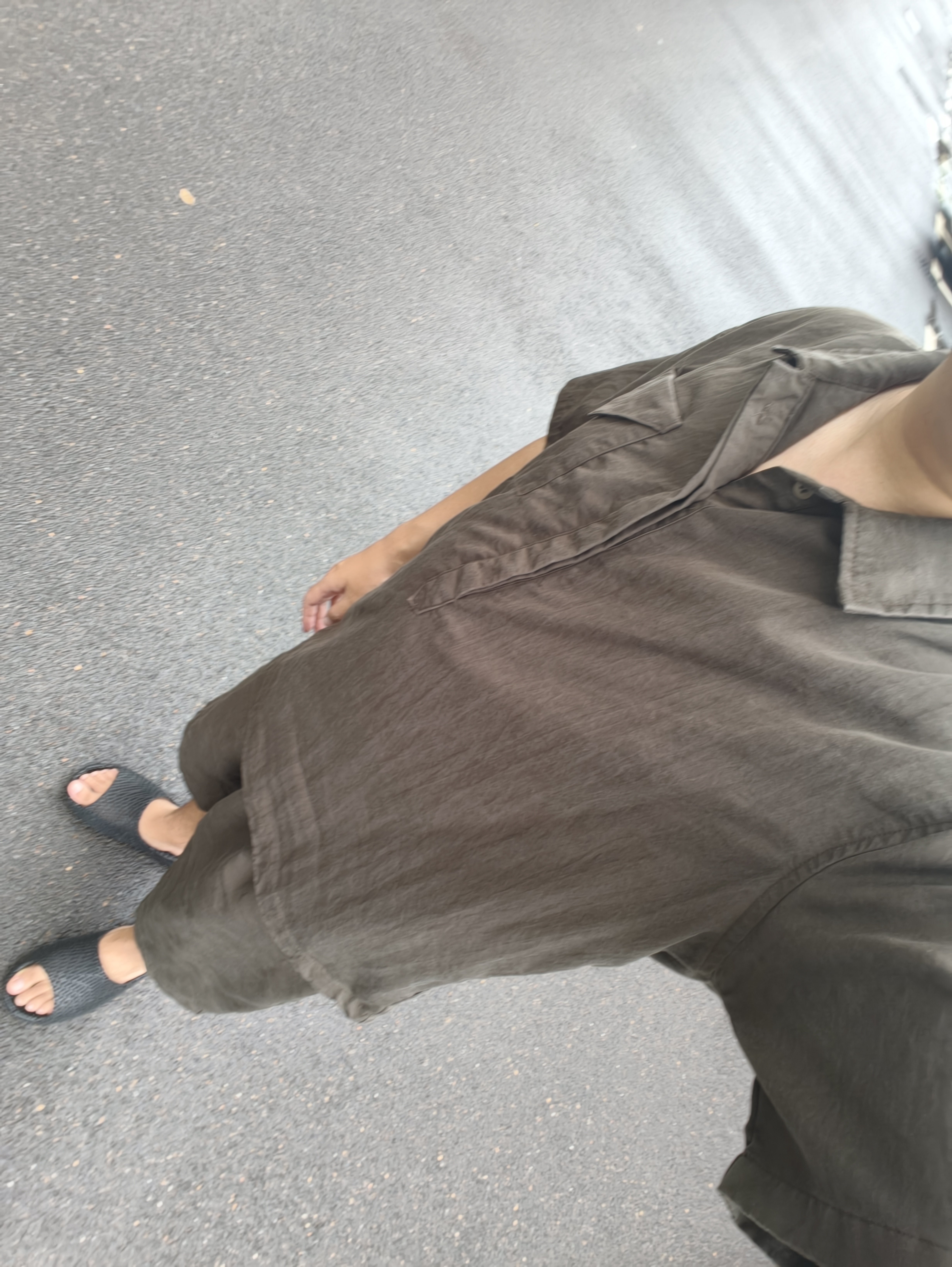我媳妇儿给我买这身衣服，不知道是不是我港片看多了，老是不对劲。 