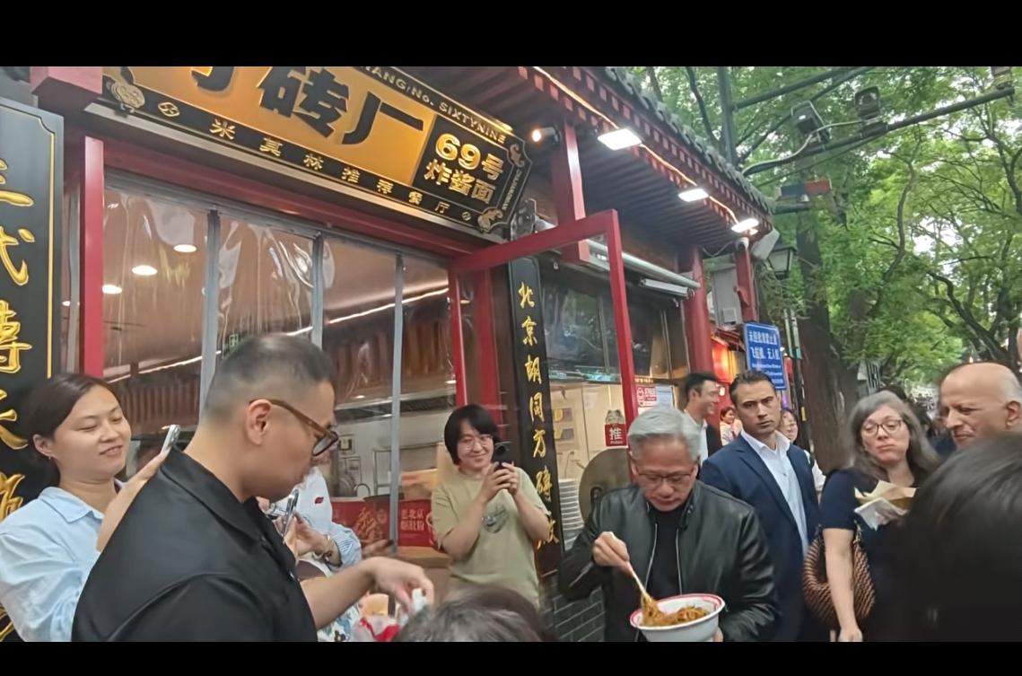 地地道道中国胃，说起到炸酱面，黄老板是真爱吃[偷笑]看排队站大门口就吃，这口味他