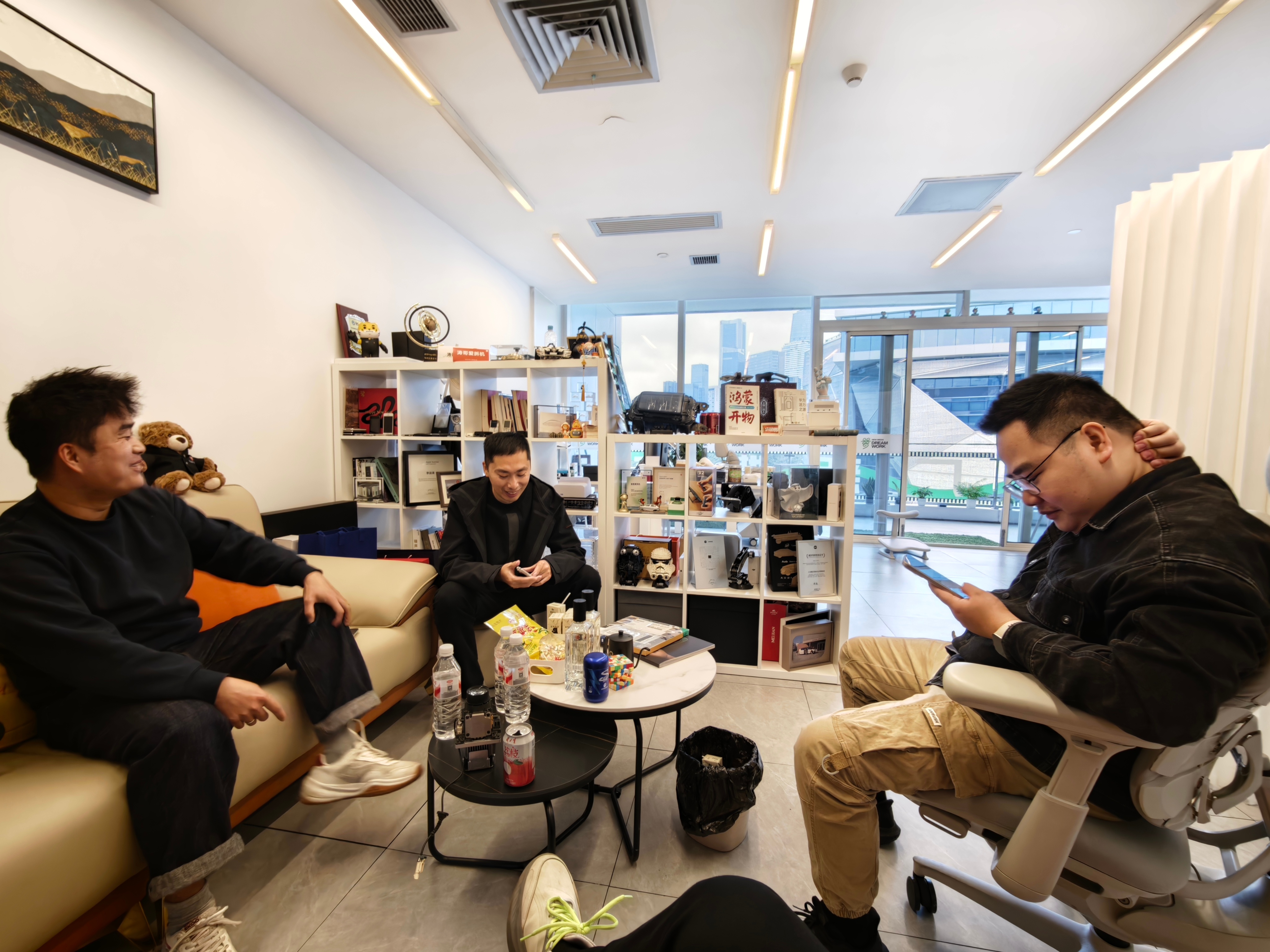 今天参观了的工作室，环境真好，还可以打篮球，理想mega拆下来的座椅也很舒服，涛