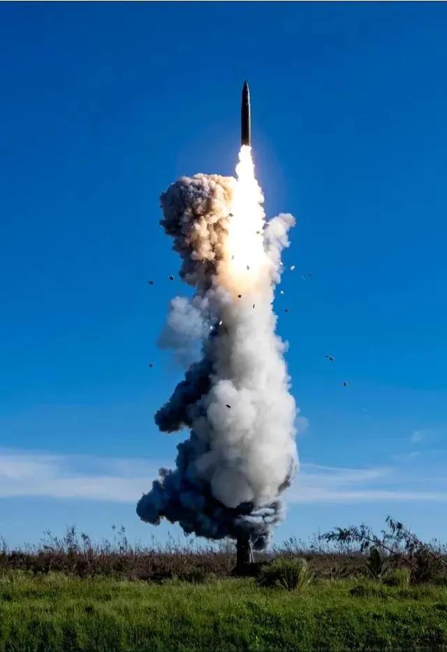 时隔44年，第二次试射洲际弹道导弹，射程1.2万公里！东风快递，使命必达！东风3