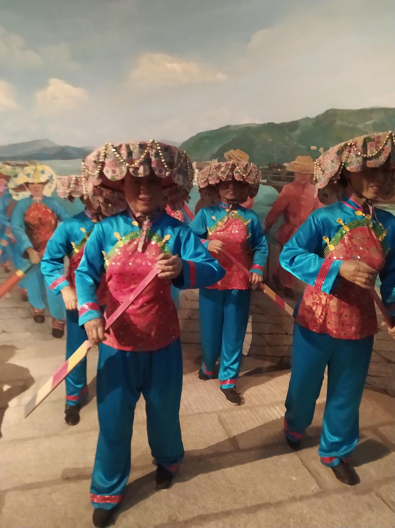 这是广东妇女常戴的凉帽，这帽子多好，没有头顶上的帽子，只有大帽檐儿，还有垂下的纱